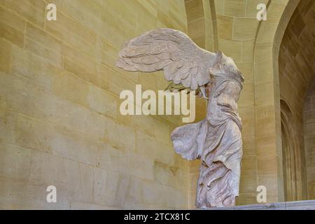 Der geflügelte Sieg von Samothrake, eine der berühmtesten Statuen im Louvre, ziert die Spitze der monumentalen Daru-Treppe in Paris, Frankreich Stockfoto