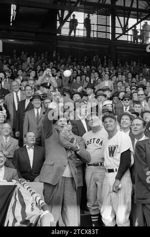 US-Präsident Dwight D. Eisenhower wirft am Opening Day das erste Feld aus, Griffith Stadium, Washington, D.C., USA, Warren K. Leffler, U.S. News & World Report Magazine Photograph Collection, 14. April 1958 Stockfoto