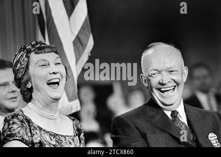 US-Präsident Dwight D. Eisenhower und seine Frau First Lady Mamie Eisenhower lächeln während der Republican National Convention in Chicago, Illinois, USA, Warren K. Leffler, Fotosammlung des U.S. News & World Report Magazine Stockfoto