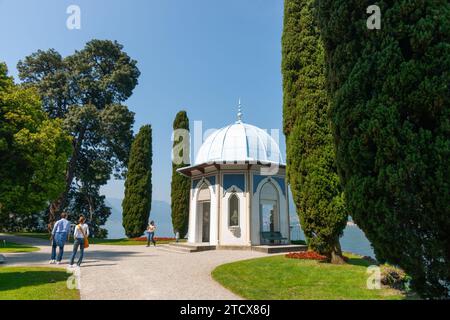 Bellagio Italien - 8. Mai 2011; Pfad führt zum Kiosk im maurischen Stil, der von Zypressen im Garten in Bellagio umgeben ist Stockfoto