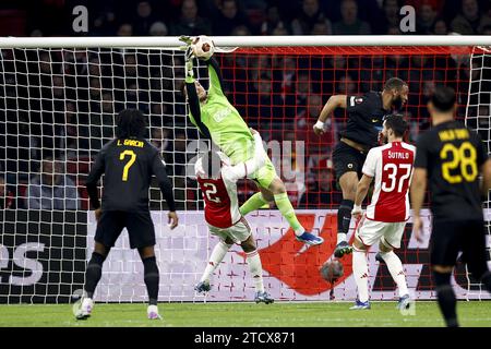 AMSTERDAM - (l-r) Levi Garcia von AEK Athen, Torhüter Diant Ramaj Ajax, Devyne Rensch von Ajax, Harold Moukoudi von AEK Athen, Josip Sutalo von Ajax, Ehsan Hajsafi vom AEK Athen während des Spiels der UEFA Europa League in der Gruppe B zwischen Ajax Amsterdam und AEK Athene FC in der Johan Cruyff Arena am 14. Dezember 2023 in Amsterdam. ANP MAURICE VAN STEEN Stockfoto