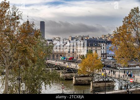 Der Blick auf die Pont des Arts, eine Fußgängerbrücke über die seine, vom Louvre aus gesehen, Paris, Frankreich Stockfoto