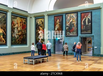 Menschen, die sich die Kunstwerke im Rubens-Raum im Richelieu-Flügel des Louvre-Museums in Paris, Frankreich, ansehen Stockfoto