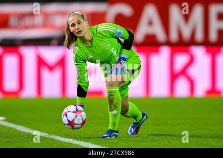 Regina VAN EIJK (Torwart, Ajax, 1) am Ball, Freisteller, Ganzkörper, Einzelbild, Aktion, 14.12.2023, München (Deutschland), Fussball, UEFA Women's Champions League, Gruppe C, FC Bayern München - Ajax Amsterdam Credit: dpa Picture Alliance/Alamy Live News Stockfoto