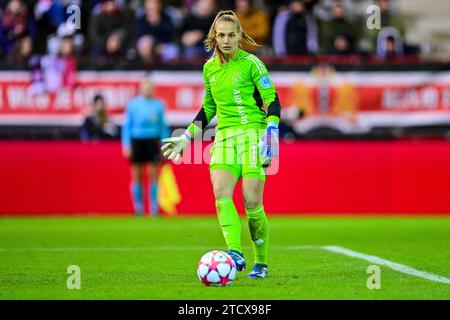 Regina VAN EIJK (Torwart, Ajax, 1) am Ball, Freisteller, Ganzkörper, Einzelbild, Aktion, 14.12.2023, München (Deutschland), Fussball, UEFA Women's Champions League, Gruppe C, FC Bayern München - Ajax Amsterdam Credit: dpa Picture Alliance/Alamy Live News Stockfoto