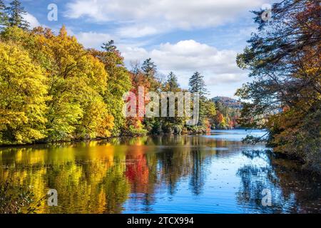 Der Cullasaja River ist Teil des Nantahala National Forest und Teil des Mountain Waters Scenic Byway in North Carolina. Stockfoto