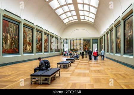 Menschen, die sich die Kunstwerke im Rubens-Raum im Richelieu-Flügel des Louvre-Museums in Paris, Frankreich, ansehen Stockfoto