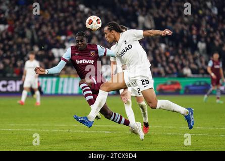 West Ham United's Divin Mubama (links) und Freiburger Kiliann Sildillia kämpfen um den Ball während des Gruppenspiels der UEFA Europa League A im London Stadium. Bilddatum: Donnerstag, 14. Dezember 2023. Stockfoto