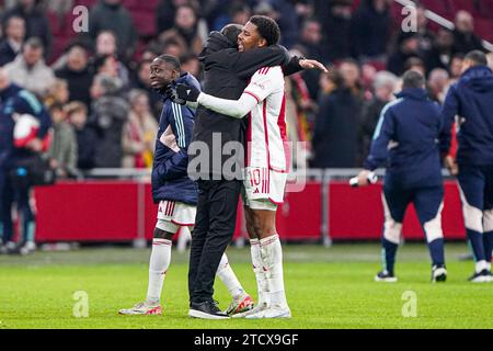 Amsterdam, Niederlande. Dezember 2023. AMSTERDAM, NIEDERLANDE - 14. DEZEMBER: Cheftrainer John van t Schip von Ajax Hugs Chuba Akpom von Ajax während des Gruppenspiels der UEFA Europa League 2023/24 zwischen Ajax und AEK Athen in der Johan Cruijff Arena am 14. Dezember 2023 in Amsterdam, Niederlande. (Foto von Andre Weening/Orange Pictures) Credit: Orange Pics BV/Alamy Live News Stockfoto