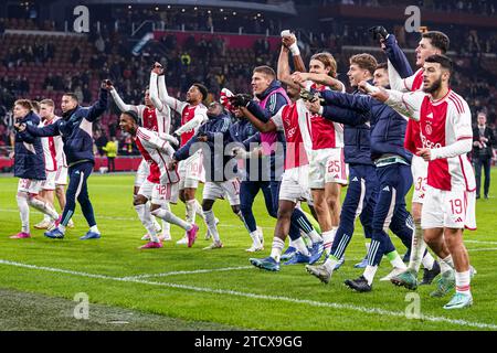 Amsterdam, Niederlande. Dezember 2023. AMSTERDAM, NIEDERLANDE - 14. DEZEMBER: Spieler von Ajax feiern den Sieg beim Gruppenspiel der UEFA Europa League 2023/24 zwischen Ajax und AEK Athen in der Johan Cruijff Arena am 14. Dezember 2023 in Amsterdam. (Foto von Andre Weening/Orange Pictures) Credit: Orange Pics BV/Alamy Live News Stockfoto