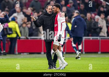 Amsterdam, Niederlande. Dezember 2023. AMSTERDAM, NIEDERLANDE - 14. DEZEMBER: Cheftrainer John van t Schip aus Ajax spricht mit Chuba Akpom aus Ajax während des Gruppenspiels der UEFA Europa League 2023/24 zwischen Ajax und AEK Athen in der Johan Cruijff Arena am 14. Dezember 2023 in Amsterdam. (Foto von Andre Weening/Orange Pictures) Credit: Orange Pics BV/Alamy Live News Stockfoto