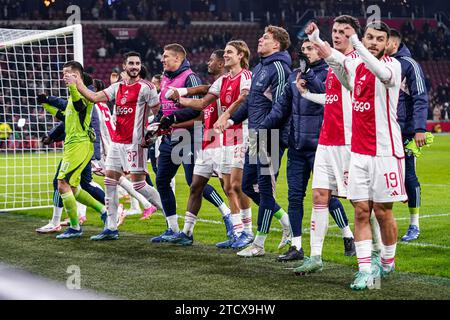 Amsterdam, Niederlande. Dezember 2023. AMSTERDAM, NIEDERLANDE - 14. DEZEMBER: Spieler von Ajax feiern den Sieg beim Gruppenspiel der UEFA Europa League 2023/24 zwischen Ajax und AEK Athen in der Johan Cruijff Arena am 14. Dezember 2023 in Amsterdam. (Foto von Andre Weening/Orange Pictures) Credit: Orange Pics BV/Alamy Live News Stockfoto