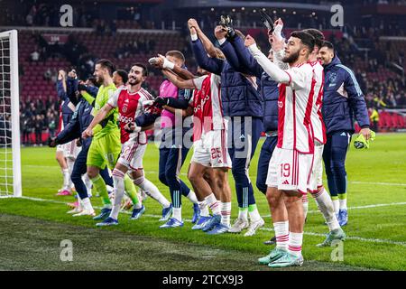 Amsterdam, Niederlande. Dezember 2023. AMSTERDAM, NIEDERLANDE - 14. DEZEMBER: Spieler von Ajax feiern den Sieg beim Gruppenspiel der UEFA Europa League 2023/24 zwischen Ajax und AEK Athen in der Johan Cruijff Arena am 14. Dezember 2023 in Amsterdam. (Foto von Andre Weening/Orange Pictures) Credit: Orange Pics BV/Alamy Live News Stockfoto