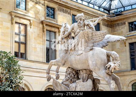 Skulpturen im glasüberdachten Innenhof, bekannt als Cour Marly, im Richelieu Flügel des Louvre Museum, Paris, Fance Stockfoto