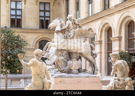 Skulpturen im glasüberdachten Innenhof, bekannt als Cour Marly, im Richelieu Flügel des Louvre Museum, Paris, Fance Stockfoto