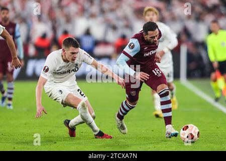 West Ham United's Danny ings spürt Druck von Matthias Ginter während des Spiels West Ham United FC gegen SC Freiburg UEFA Europa League Group A im London Stadium, London, England, Vereinigtes Königreich am 14. Dezember 2023 Credit: Every Second Media/Alamy Live News Stockfoto