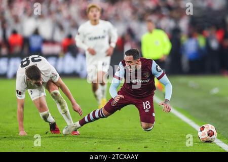 West Ham United's Danny ings spürt Druck von Matthias Ginter während des Spiels West Ham United FC gegen SC Freiburg UEFA Europa League Group A im London Stadium, London, England, Vereinigtes Königreich am 14. Dezember 2023 Credit: Every Second Media/Alamy Live News Stockfoto