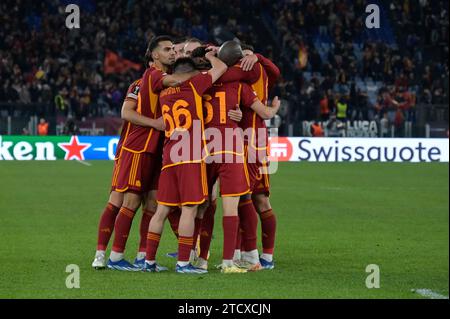 Stadio Olimpico, Rom, Italien. Dezember 2023. Europa League Football; Roma gegen Sheriff Tiraspol; Niccolo Pisilli von AS Roma feiert, nachdem er in der 93. Minute das Tor für 3-0 erzielt hat. Credit: Action Plus Sports/Alamy Live News Stockfoto