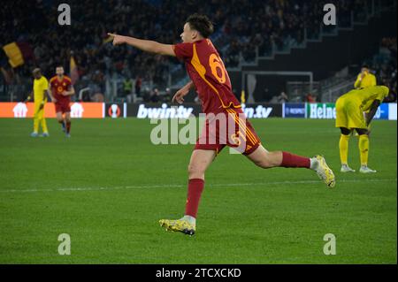 Stadio Olimpico, Rom, Italien. Dezember 2023. Europa League Football; Roma gegen Sheriff Tiraspol; Niccolo Pisilli von AS Roma feiert, nachdem er in der 93. Minute das Tor für 3-0 erzielt hat. Credit: Action Plus Sports/Alamy Live News Stockfoto