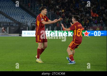 Stadio Olimpico, Rom, Italien. Dezember 2023. Europa League Football; Roma gegen Sheriff Tiraspol; Niccolo Pisilli von AS Roma feiert, nachdem er in der 93. Minute das Tor für 3-0 erzielt hat. Credit: Action Plus Sports/Alamy Live News Stockfoto