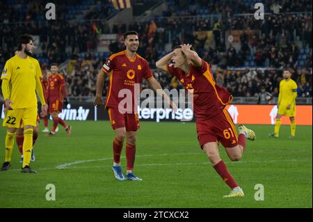 Stadio Olimpico, Rom, Italien. Dezember 2023. Europa League Football; Roma gegen Sheriff Tiraspol; Niccolo Pisilli von AS Roma feiert, nachdem er in der 93. Minute das Tor für 3-0 erzielt hat. Credit: Action Plus Sports/Alamy Live News Stockfoto