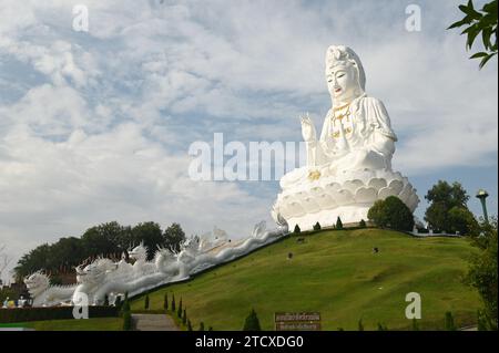 Guan Yin Bodhisattva Statue die größte Kuan Yin Statue Thailands. IM Wat Huay Pla Kang Tempel. Stockfoto