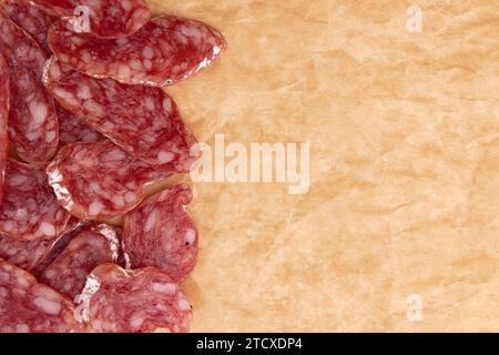 Salamischeiben auf Pergamentpapier, Konzept von leckerem Essen mit Salamiwurst auf Bastelpapier Stockfoto