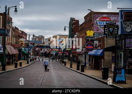 Memphis, Tennessee, 3. Dezember 2023. Foto eines Mannes, der an einem sehr ruhigen Sonntagmorgen die Beale Street entlang geht. Stockfoto