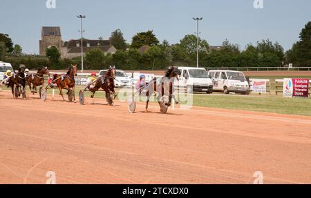 Eine Nahaufnahme der Pferde und Reiter im Hippodrom Graignes, Saint Lo, Normandie, Frankreich, Europa während des langen heißen Sommers 2022 Stockfoto