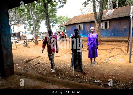 NAIROBI, Afrika. Dezember 2023. Die Einwohner Kiberas sind auf dem Weg zu ihrem Weihnachtsmarkt in der Orthodoxen Kirche in Nairobi, Kenia. Die Einwohner von Kibera Slum erhielten Weihnachtsgeschenke von Family Care Missions (einer seit 2001 registrierten Wohltätigkeitsorganisation in Kenia, die sich aus voll- und Teilzeit-Freiwilligen zusammensetzt, die ihre Zeit und ihre Anstrengungen für die Unterstützung von Unterprivilegierten und Benachteiligten der Gesellschaft widmen. Ihre Freiwilligen suchen lohnende Projekte aus, um das Bewusstsein für die „Ärmsten der Armen“ zu schärfen und sie zu unterstützen. FCM bietet Dienstleistungen wie die Beschaffung von Geldern für Schulessen, Schule Stockfoto