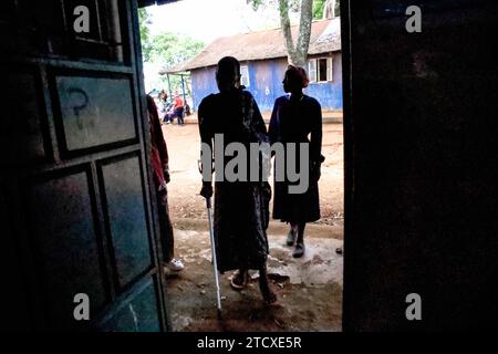 NAIROBI, Afrika. Dezember 2023. Die Einwohner Kiberas sind auf dem Weg zu ihrem Weihnachtsmarkt in der Orthodoxen Kirche in Nairobi, Kenia. Die Einwohner von Kibera Slum erhielten Weihnachtsgeschenke von Family Care Missions (einer seit 2001 registrierten Wohltätigkeitsorganisation in Kenia, die sich aus voll- und Teilzeit-Freiwilligen zusammensetzt, die ihre Zeit und ihre Anstrengungen für die Unterstützung von Unterprivilegierten und Benachteiligten der Gesellschaft widmen. Ihre Freiwilligen suchen lohnende Projekte aus, um das Bewusstsein für die „Ärmsten der Armen“ zu schärfen und sie zu unterstützen. FCM bietet Dienstleistungen wie die Beschaffung von Geldern für Schulessen, Schule Stockfoto