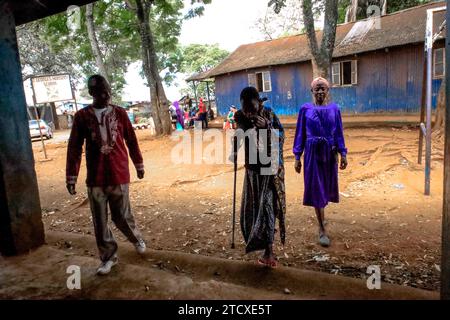 NAIROBI, Afrika. Dezember 2023. Die Einwohner Kiberas sind auf dem Weg zu ihrem Weihnachtsmarkt in der Orthodoxen Kirche in Nairobi, Kenia. Die Einwohner von Kibera Slum erhielten Weihnachtsgeschenke von Family Care Missions (einer seit 2001 registrierten Wohltätigkeitsorganisation in Kenia, die sich aus voll- und Teilzeit-Freiwilligen zusammensetzt, die ihre Zeit und ihre Anstrengungen für die Unterstützung von Unterprivilegierten und Benachteiligten der Gesellschaft widmen. Ihre Freiwilligen suchen lohnende Projekte aus, um das Bewusstsein für die „Ärmsten der Armen“ zu schärfen und sie zu unterstützen. FCM bietet Dienstleistungen wie die Beschaffung von Geldern für Schulessen, Schule Stockfoto