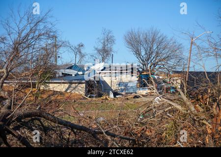 Ein lokales Wohnhaus steht unbesetzt, nachdem ein EF-3-Tornado die Gemeinde Clarksville, Tennessee, verwüstet hatte. Fort Campbell liegt an der Grenze zwischen Kentucky und Tennessee und die Mehrheit der 2.000 Militär- und Zivilarbeiter des Blanchfield Army Community Hospital, und ihre Familien leben in betroffenen Gemeinden außerhalb des Postens. Stockfoto