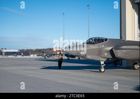 Ein Crewchef der 158. Wartungsgruppe, Vermont Air National Guard, fährt mit dem Taxi eine F-35A Lightning II heraus, die von Kapitän Jonathon „Blue“ Gill, Assistent des Direktors der Operationen der 187. Einsatzgruppe, Alabama Air National Guard, auf der Vermont Air National Guard Base in South Burlington, Vermont, geleitet wurde. Dezember 2023. Die Alabama Air National Guard schloss sich mit der Vermont Air National Guard zusammen und borgte sich zwei F-35, um mit dem neuesten Kampfflugzeug der 5. Generation der Air Forces weiter zu trainieren, während sie auf weitere F-35 aus Lockheed Martin warten. (US Air Nat Stockfoto