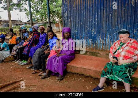 NAIROBI, Afrika. Dezember 2023. Bewohner von Kibera, die auf Weihnachtspakete warten, die von Family Care Mission in der orthodoxen katholischen Kirche in Nairobi, Kenia verteilt werden. Die Einwohner von Kibera Slum erhielten Weihnachtsgeschenke von Family Care Missions (einer seit 2001 registrierten Wohltätigkeitsorganisation in Kenia, die sich aus voll- und Teilzeit-Freiwilligen zusammensetzt, die ihre Zeit und ihre Anstrengungen für die Unterstützung von Unterprivilegierten und Benachteiligten der Gesellschaft widmen. Ihre Freiwilligen suchen lohnende Projekte aus, um das Bewusstsein für die „Ärmsten der Armen“ zu schärfen und sie zu unterstützen. FCM bietet Dienstleistungen wie das Erheben von Spaß an Stockfoto