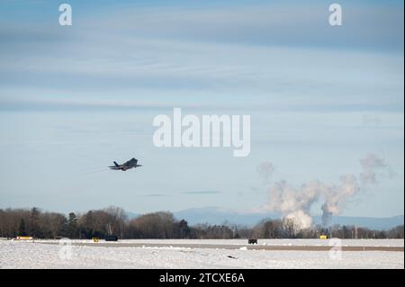 Kapitän Jonathon „Blue“ Gill, Assistent des Direktors der Operationen der 187th Operations Group, Alabama Air National Guard, startet in einer F-35A Lightning II, die der 134th Fighter Squadron zugewiesen wurde, auf der Vermont Air National Guard Base, South Burlington, Vermont, 14. Dezember 2023. Die Alabama Air National Guard schloss sich mit der Vermont Air National Guard zusammen und borgte sich zwei F-35, um mit dem neuesten Kampfflugzeug der 5. Generation der Air Forces weiter zu trainieren, während sie auf weitere F-35 aus Lockheed Martin warten. (Foto der U.S. Air National Guard von Senior Master Sgt. Michael da Stockfoto