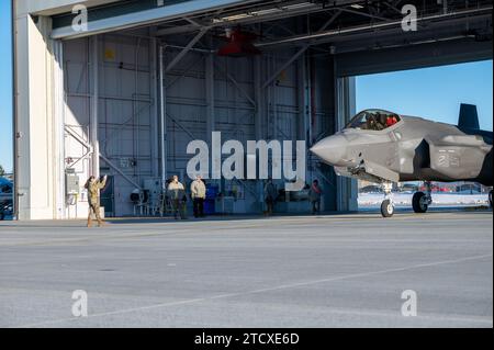 Ein Crewchef, der der 158th Maintenance Group, der Vermont Air National Guard, zugewiesen wurde, fährt mit dem Taxi eine F-35A Lightning II, gesteuert von Lt. Col. Luke „Spider“ Bledsoe, Leiter der Operationen der 187th Operations Group, Alabama Air National Guard, auf der Vermont Air National Guard Base, South Burlington, Vermont, 14. Dezember, 2023. Die Alabama Air National Guard schloss sich mit der Vermont Air National Guard zusammen und borgte sich zwei F-35, um mit dem neuesten Kampfflugzeug der 5. Generation der Air Forces weiter zu trainieren, während sie auf weitere F-35 aus Lockheed Martin warten. (U.S. Air National Guard Stockfoto