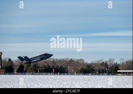 Lt. Col. Luke „Spider“ Bledsoe, Leiter der Operationen der 187th Operations Group, Alabama Air National Guard, startet in einer F-35A Lightning II, die der 134th Fighter Squadron zugewiesen wurde, auf der Vermont Air National Guard Base, South Burlington, Vermont, 14. Dezember 2023. Die Alabama Air National Guard schloss sich mit der Vermont Air National Guard zusammen und borgte sich zwei F-35, um mit dem neuesten Kampfflugzeug der 5. Generation der Air Forces weiter zu trainieren, während sie auf weitere F-35 aus Lockheed Martin warten. (Foto der U.S. Air National Guard von Senior Master Sgt. Michael Davis) Stockfoto