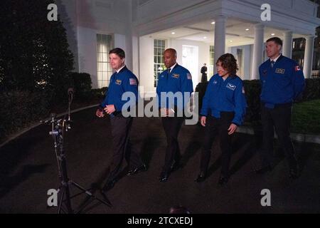 Washington, Usa. Dezember 2023. Artemis II Crew-Mitglieder Reid Wiseman(L), Victor Glover(2nd L), Christina Hammock Koch(2nd R) und Jeremy Hansen(R) gehen zum Mikrofon, um mit den Medien vor dem Weißen Haus in Washington, DC zu sprechen, nach einem Treffen mit dem US-Präsidenten Joe Biden am 14. Dezember 2023. Credit: Chris Kleponis/Pool über CNP Credit: Abaca Press/Alamy Live News Stockfoto