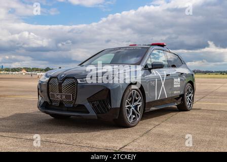 Ein Bild eines BMW iX, der als einer der Zeitfahrwagen des Berlin-Marathons 2023 diente. Stockfoto