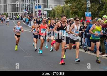 Ein Bild von Elite-Läufern beim Berlin-Marathon 2023. Stockfoto