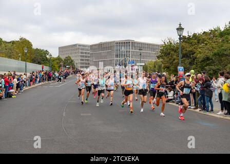 Ein Bild von Elite-Läufern beim Berlin-Marathon 2023. Stockfoto