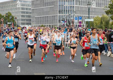 Ein Bild von Elite-Läufern beim Berlin-Marathon 2023. Stockfoto