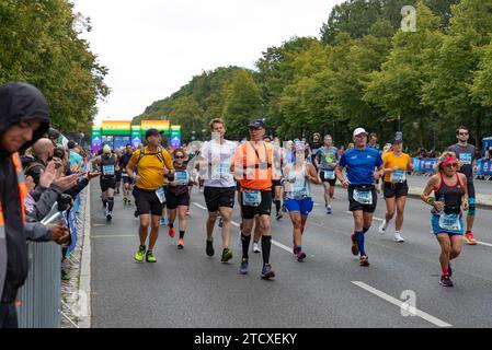 Ein Bild von Läufern beim Berlin-Marathon 2023 in der Nähe der Startlinie. Stockfoto