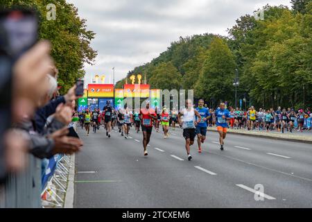 Ein Bild von Läufern beim Berlin-Marathon 2023 in der Nähe der Startlinie. Stockfoto