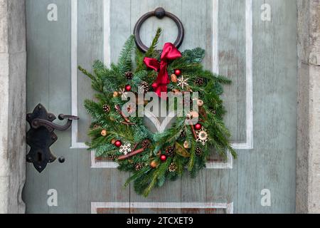 weihnachtskranz aus Naturfichte an der Tür. Stockfoto