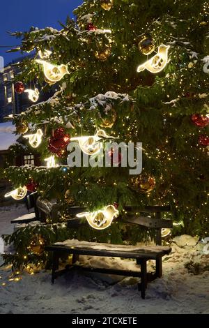 Weihnachtsbaum im Retro-Stil und Holzbank unter der Tanne. Riga, Lettland. Stockfoto