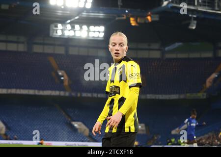 London, Großbritannien. Dezember 2023. Stamford Bridge, England, 14. Dezember 2023: Anna Sandberg (16 BK Hacken) während des Spiels zwischen Chelsea und BK Häcken an der Stamford Bridge, London, England. (Bettina Weissensteiner/SPP) Credit: SPP Sport Pressefoto. /Alamy Live News Stockfoto