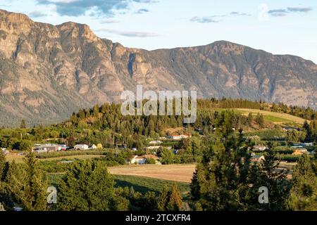 Blick über das Creston Valley auf die Skimmerhorn Range der Purcell Mountains an einem Sommerabend in British Columbia, Kanada Stockfoto