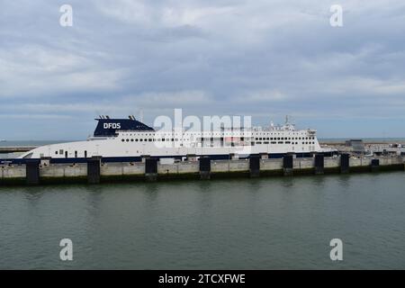 Das DFDS-Autofähre-Boot legte an einem Betonpier im Fährhafen von Calais an Stockfoto